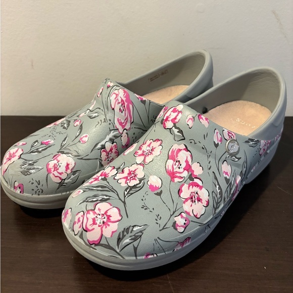 Vera Bradley Women’s Crocs Clogs EUC Size 6 - Picture 1 of 8